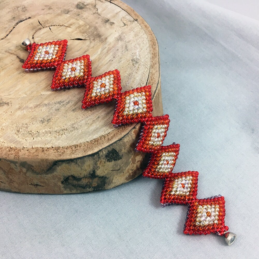 Multicoloured diamond-shaped beaded bracelet