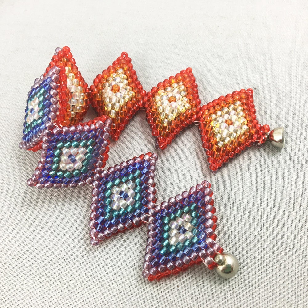 Multicoloured diamond-shaped beaded bracelet