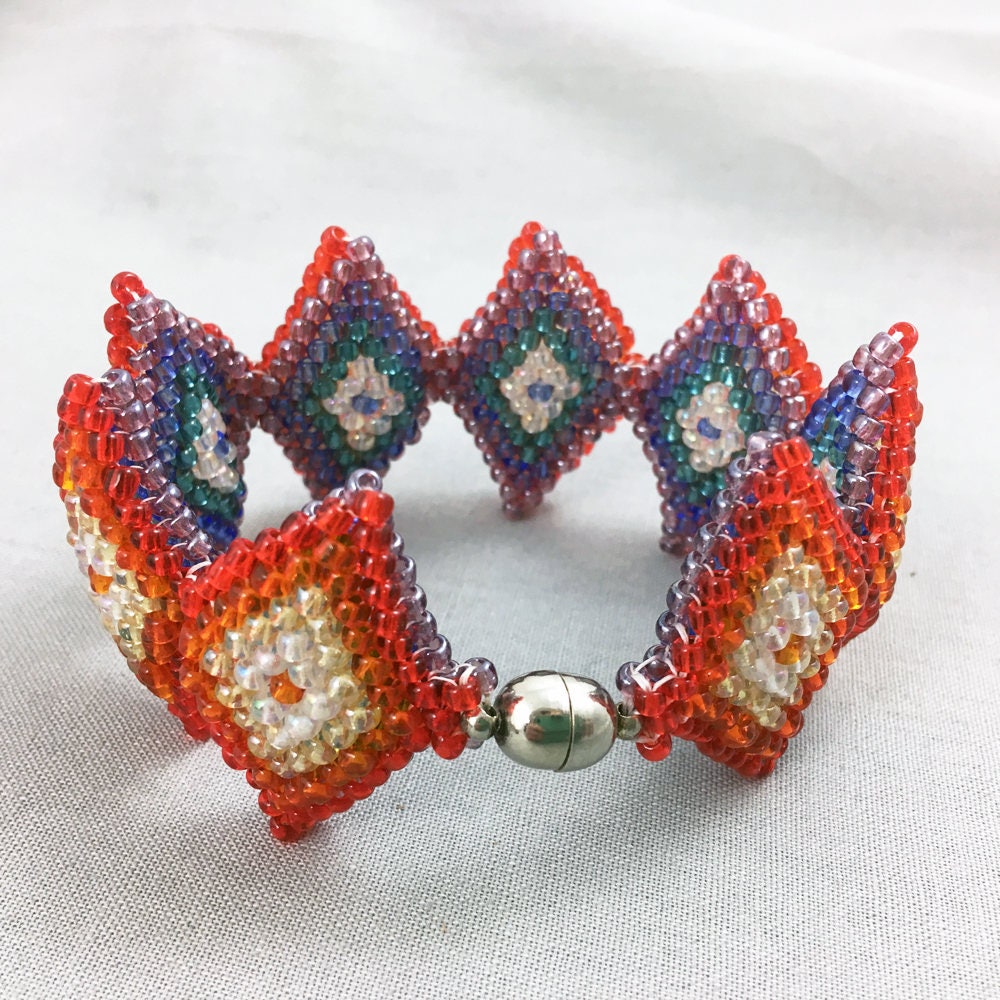 Multicoloured diamond-shaped beaded bracelet