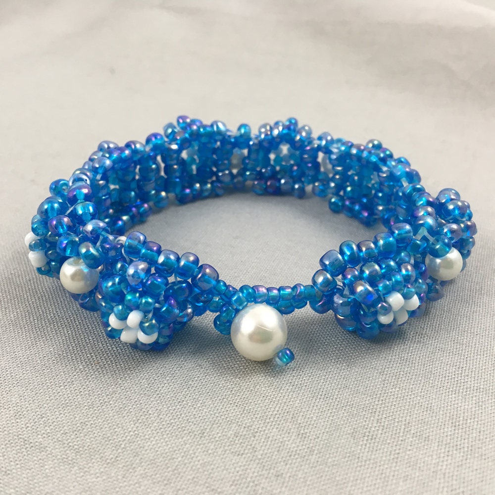 Blue chunky beaded bracelet with pearls