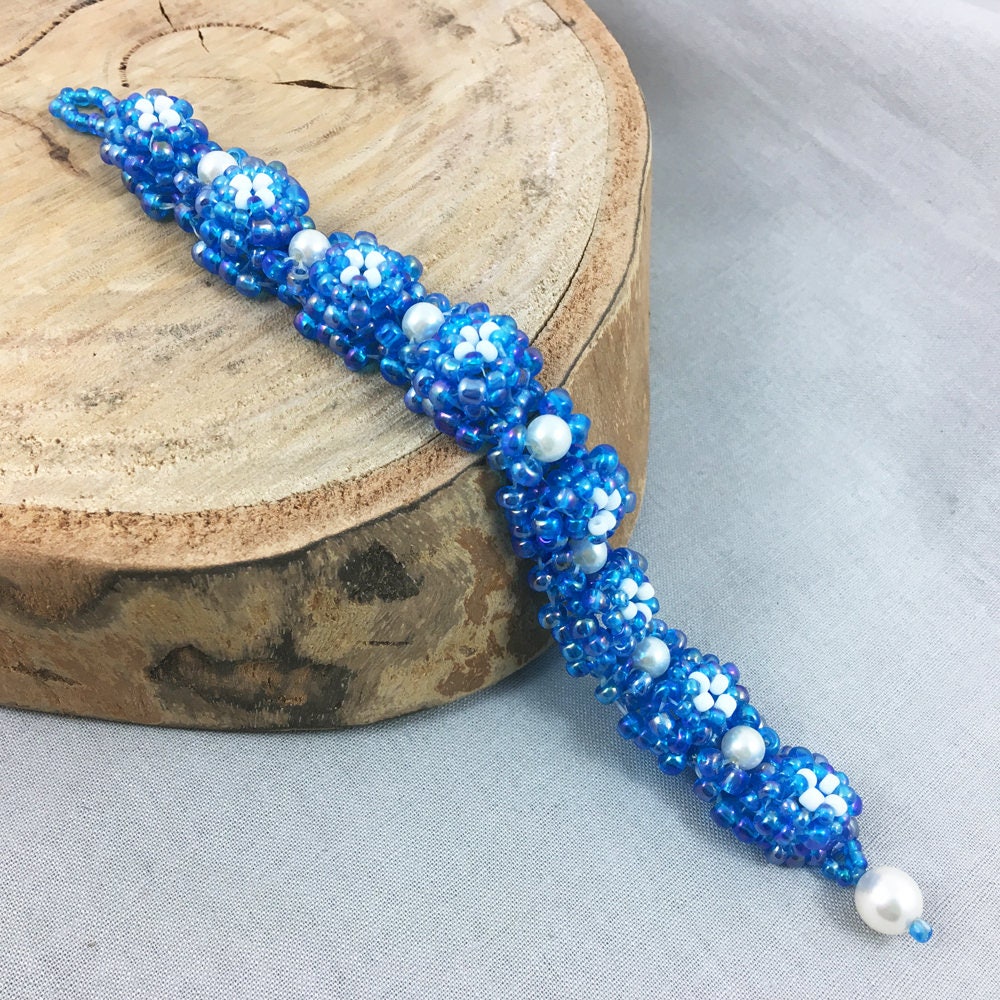 Blue chunky beaded bracelet with pearls