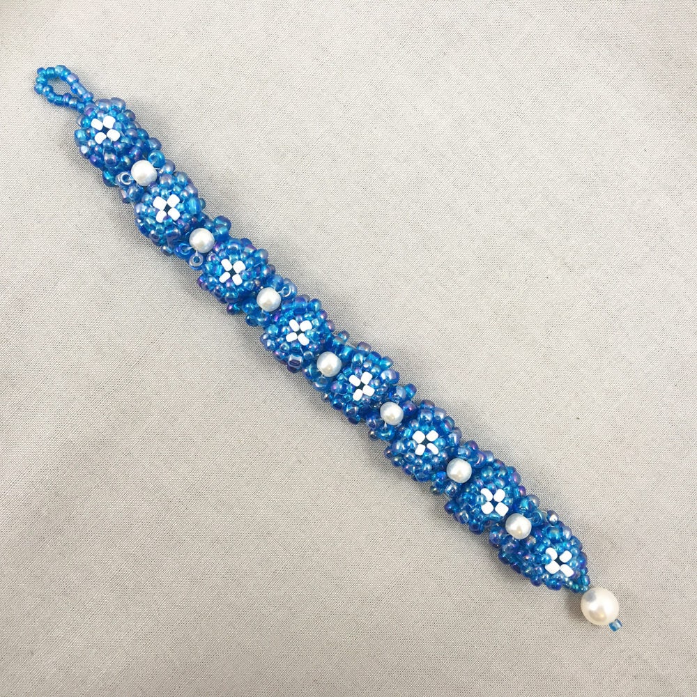 Blue chunky beaded bracelet with pearls