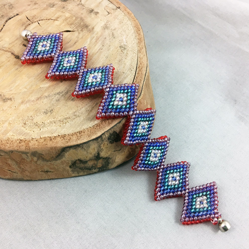 Multicoloured diamond-shaped beaded bracelet