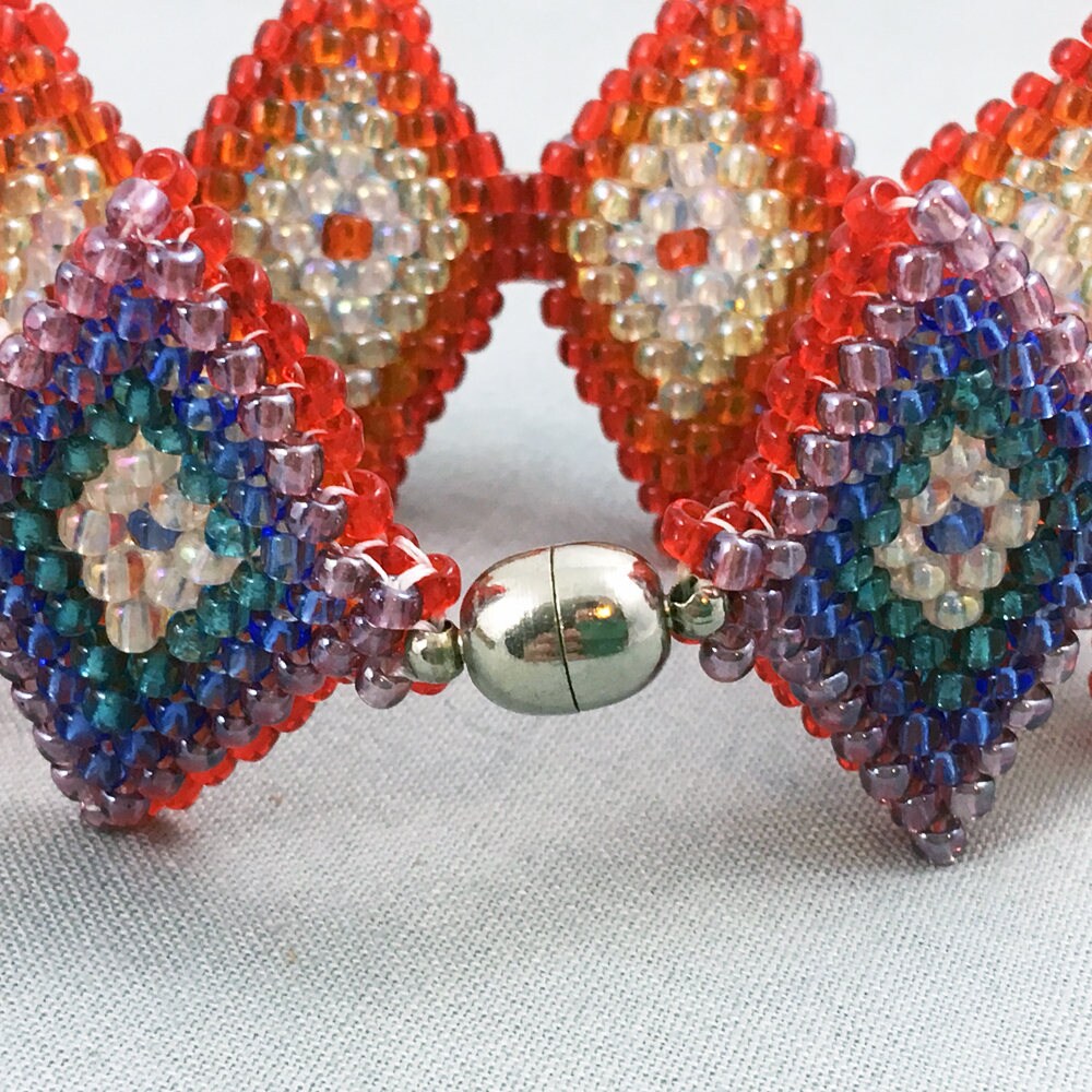 Multicoloured diamond-shaped beaded bracelet