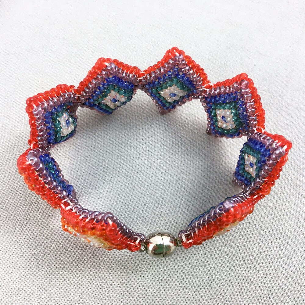 Multicoloured diamond-shaped beaded bracelet