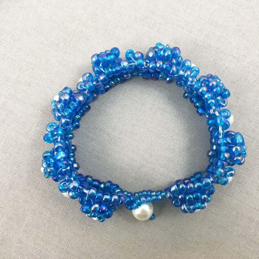 Blue chunky beaded bracelet with pearls