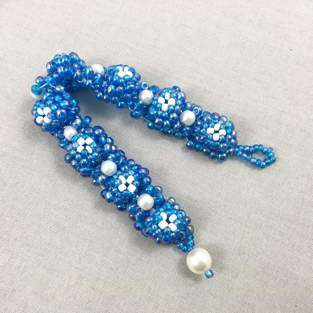 Blue chunky beaded bracelet with pearls