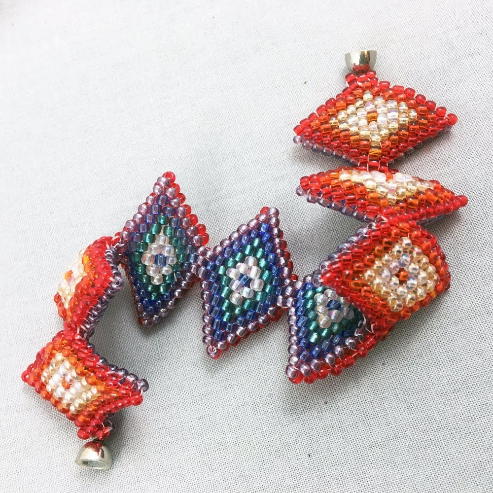 Multicoloured diamond-shaped beaded bracelet